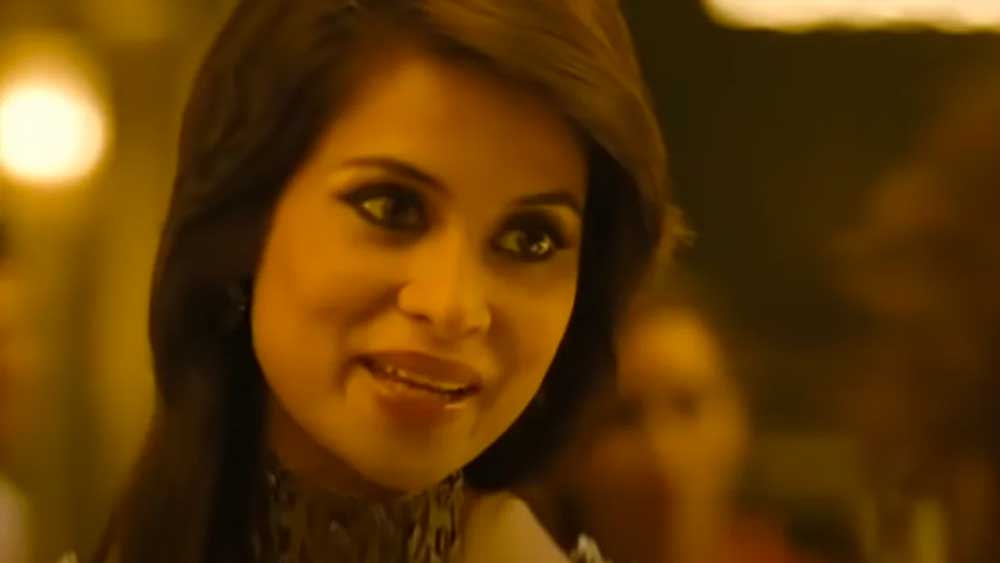 মুম্বইয়ে গিয়ে অভিনেতা অনুপম খেরের অ্যাক্টিং স্কুলে ভর্তি হন আর্যা। ২০১০ সালে দিবাকর বন্দ্যোপাধ্যায়ের ছবি ‘লাভ সেক্স অউর ধোকা’ দিয়ে বলিউডে হাতেখড়ি। ছোট ছোট ৩টি ছবি নিয়ে ‘এলএসডি’ ছবিটি বানিয়েছিলেন দিবাকর। ৩ নম্বর ছবিতে নৃত্যশিল্পী ‘নয়না’ চরিত্রে অভিনয় করেছিলেন আর্যা।