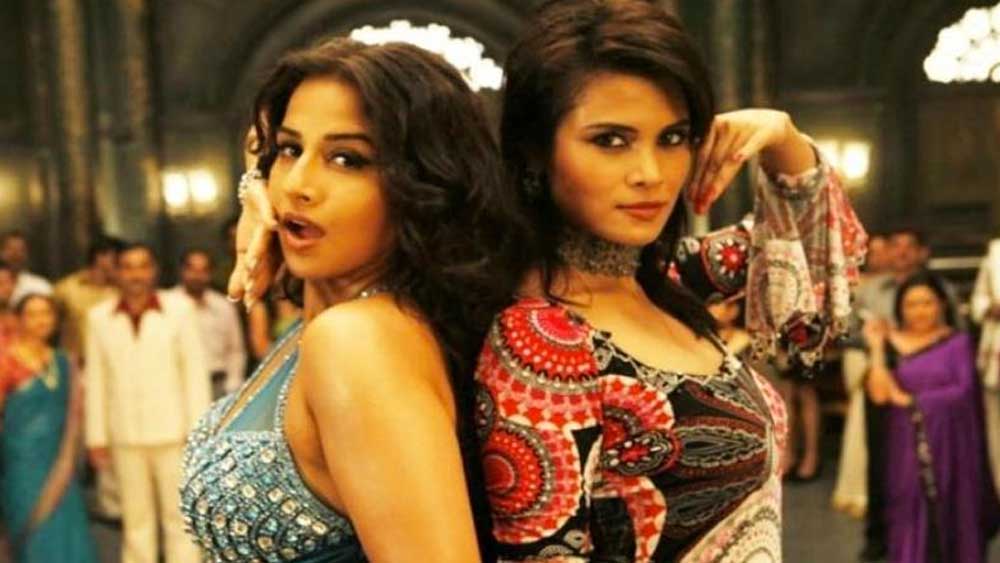 ২০১১ সালের জনপ্রিয় ছবি ‘ডার্টি পিকচার’-এ একটি ছোট চরিত্রে অভিনয় করেছিলেন তিনি। এ ছাড়া ২০১৩ সালে মুম্বইয়ের বিখ্যাত এক ফ্যাশনে ডিজাইনারের পোশাক পরে মডেলিংয়ের সুযোগ পেয়েছিলেন আর্যা। এর পর ২০১৪ সালে ‘সাবধান ইন্ডিয়া’-র একটি এপিসোডে কাজ করেন।