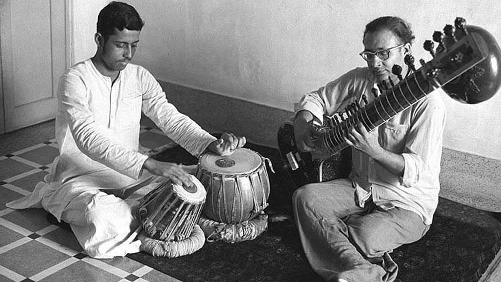 শোনা যায়, নিজের বৌদি রমাকে বিয়ে করেন সেতার বাদক নিখিল বন্দ্যোপাধ্যায়। তাঁদের দুই কন্যা হয়। ঠাকুর পরিবারে বিয়ে হয় ব়ড় মেয়ের। বিদেশে থাকেন। ছোট মেয়ে দেবদত্তা। ১৯৮৬ সালের ২৭ জানুয়ারি দেবদত্তার জন্মদিনে হৃদ্‌রোগে আক্রান্ত হয়ে মারা যান নিখিল।