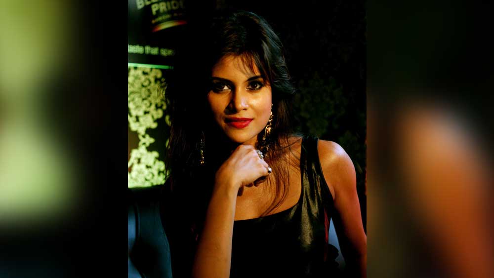 আর্যার মৃত্যুর পর তাঁর পরিচারিকা চন্দনা ও প্রতিবেশীদের কাছ থেকে জানা যায়, তিনি খুব একটা বেশি বাইরে বেরতেন না। প্রতিবেশীদের সঙ্গে তেমন মিশতেন না। পরিচারিকার সঙ্গেও প্রয়োজন ছাড়া বাক্যালাপ হত না।