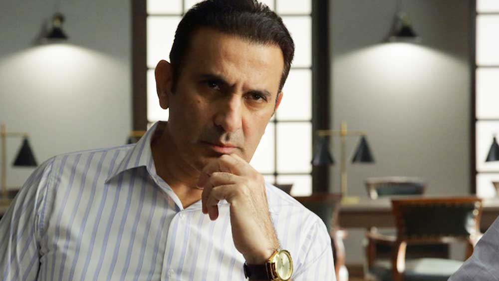 ১৯৯২ সালে একটি টেলিভিশনে একটি বড় কাজের সুযোগ আসে তাঁর কাছে। কিন্তু তখনও নিজের পায়ের তলার জমি শক্ত করতে উঠতে পারেননি পরমীত।