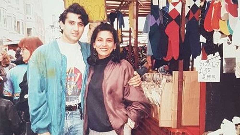 বয়সে বড় অর্চনাকে প্রথম দেখাতেই ভাল লেগে যায় পরমীতের। তাঁর এক বন্ধুর বাড়িতে অর্চনার সঙ্গে আলাপ হয় অভিনেতার। অর্চনা সেই সময় বলিউডের নাম করা অভিনেত্রী। পরমীত তাঁর তুলনায় তখনও তাঁর মতো জনপ্রিয়তার স্বাদ পাননি।