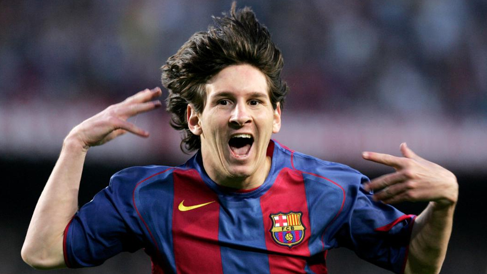 বহুবার নিজের স্টাইল বদলেছেন মেসি। ২০০৫-এর ডিসেম্বরে ‘বয় নেক্সট ডোর’ স্টাইলে এলএম ১০। লম্বা চুল।