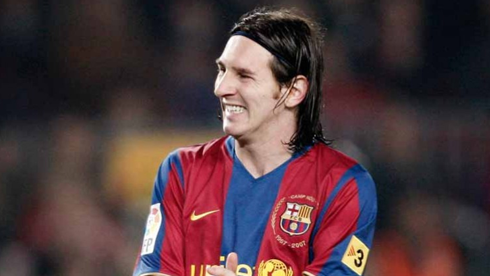 ২০০৭-এর জুন। মেসির মাথায় হেয়ারব্যান্ড। ডেভিড বেকহ্যাম এ রকম হেয়ারব্যান্ড লাগিয়ে খেলেছেন একটা সময়ে।