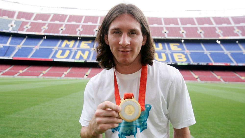 ২০০৮ সালে মেসি আর্জেন্টিনাকে অলিম্পিক সোনা এনে দেন। সে বার মেসির চুলের স্টাইলে তাঁকে সাতের দশকের রকস্টারদের মতো দেখাত।