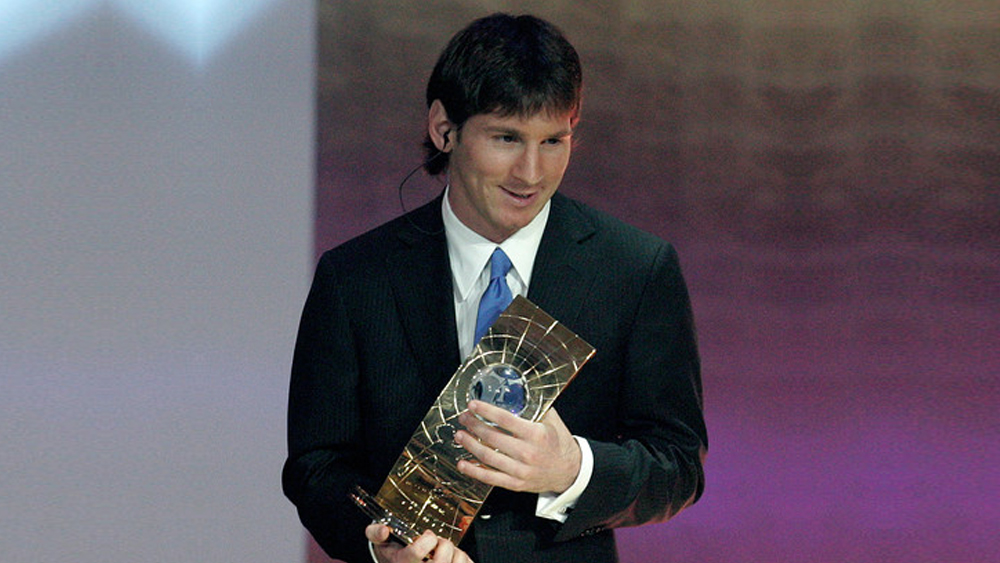 ২০০৯ সালের জানুয়ারি। ওয়ার্ল্ড প্লেয়ার অফ দ্য ইয়ার গালায় নতুন অবতারের মেসিকে দেখা যায়। চুল অনেকটাই ছোট করে ছাঁটা।