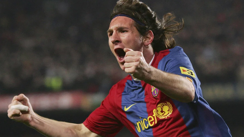 ২০০৯-এর আগস্ট। আবার লম্বা চুল ঘাড় পর্যন্ত নামানো। ফলে মেসির মাথায় হেয়ারব্যান্ডের প্রত্যাবর্তন।