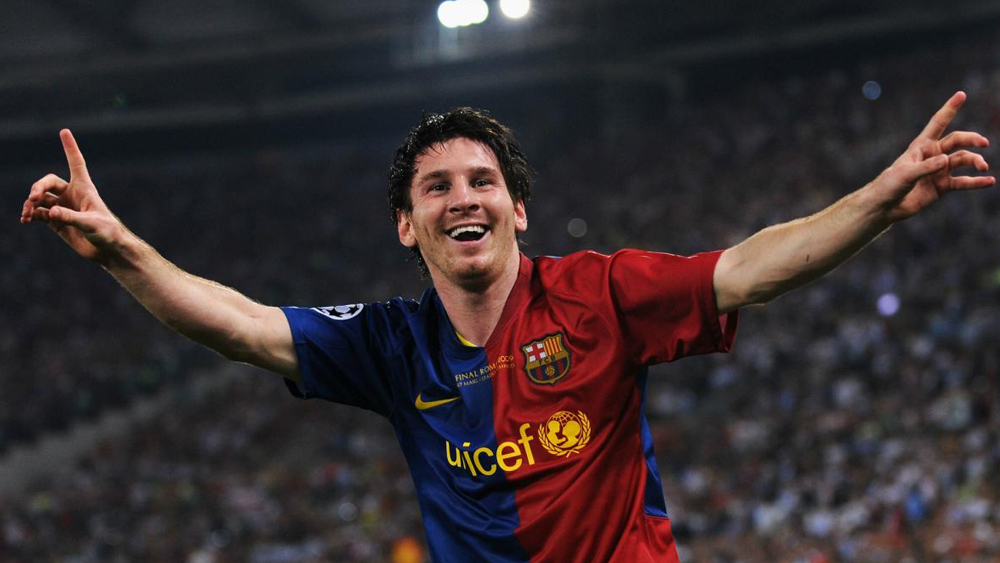 ২০১১ অগস্ট। অনেকেই বলেন, যতই লম্বা চুল রেখে মেসি নিজেকে স্টাইল আইকন হিসেবে তুলে ধরার চেষ্টা করুন, এই প্রথম ‘স্মার্ট’ মেসির আবির্ভাব হয়। একেবারে ছোট করে ছাঁটা চুল।