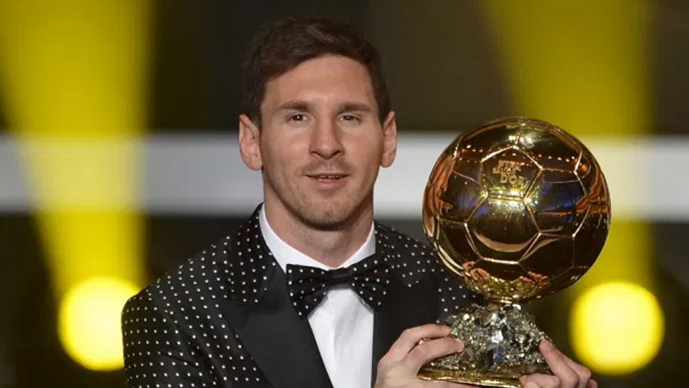 ২০১৩ জানুয়ারি। আবার ব্যালন ডি’অর। আবার পার্টি। আবার নতুন মেসি। হাল্কা গোঁফ, আবছা দাড়ি। অনেকেই বলেন, ক্রিশ্চিয়ানো রোনাল্ডোকে সেবারই প্রথম চিন্তায় ফেলে দিয়েছিলেন মেসি।