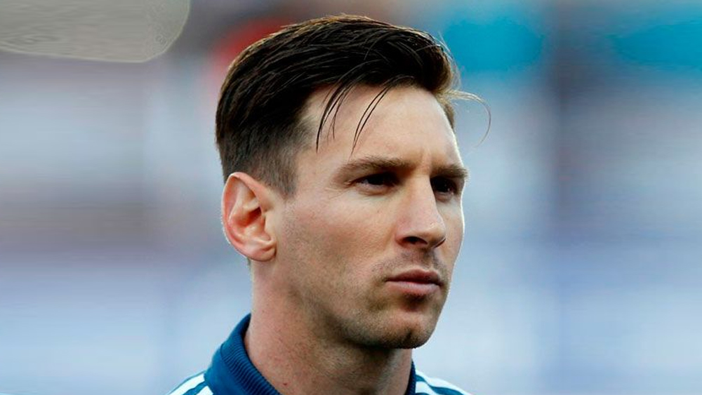 ২০১৫ নভেম্বর। আগের থেকে চুলের দৈর্ঘ্য আরেকটু বেশি। সামনে কপাল পর্যন্ত লক্স।