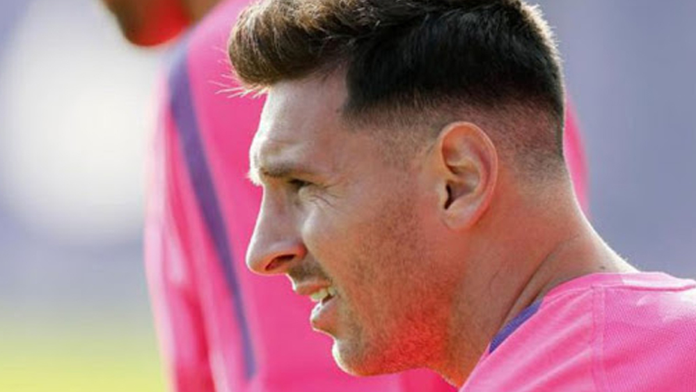 মার্চ ২০১৬। অনেকটা ব্যাকব্রাশ করা চুল। দু’দিকে কানের ওপর পর্যন্ত খানিকটা অংশ ফাঁকা।