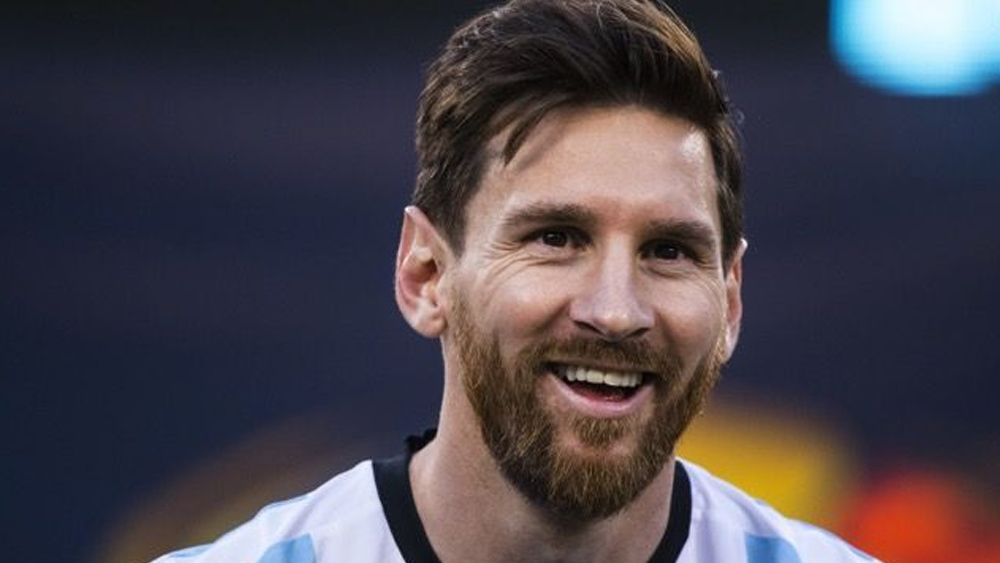 ২০১৭ জানুয়ারি। আবার সেই পুরনো কালো চুল। সোনালি দাড়ি আগের তুলনায় একটু লম্বা।