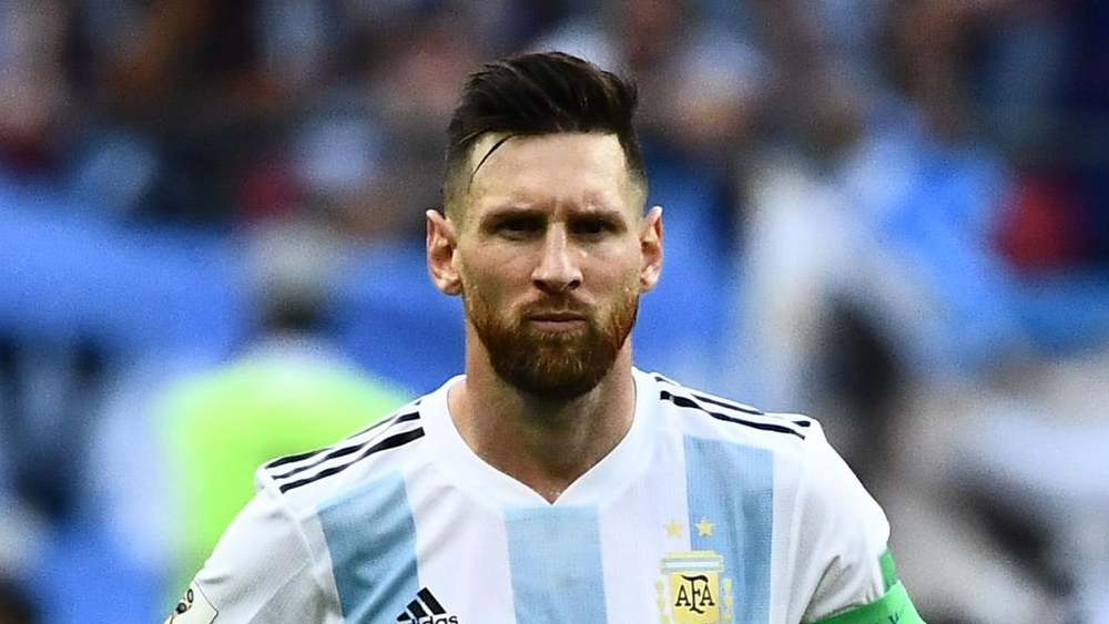 ২০১৮ জুন। সামনে এবং মাঝখানে অনেকটা চুল। দুপাশে তুলনায় কম। দাড়ি অনেক বেশি স্পষ্ট।