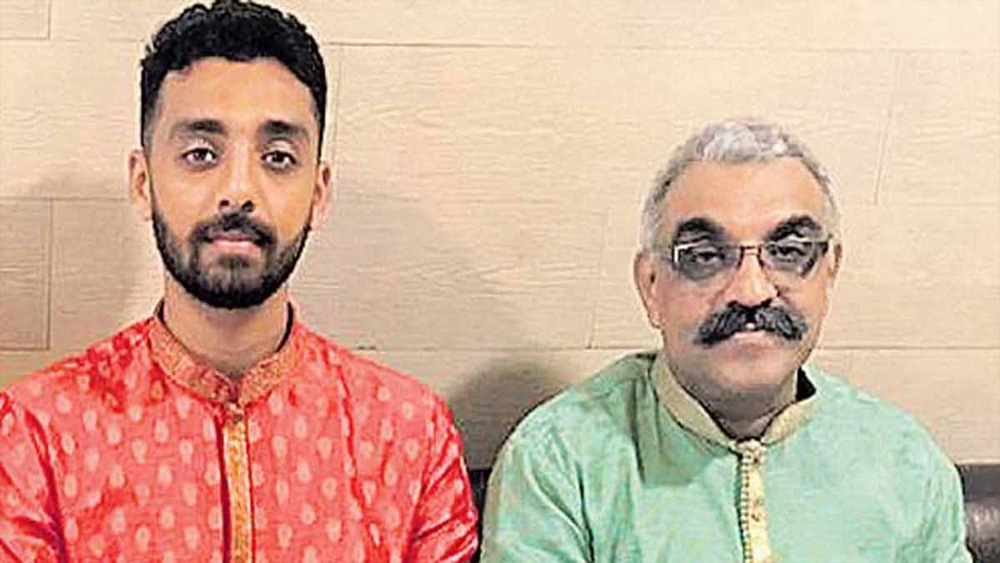 তাঁদের পরিবারের শিকড় তামিলনাড়ুর তাঞ্জাভুরে থাকলেও বরুণের জন্ম কর্নাটকের বিদারে। ১৯৯১ সালের ২৯ অগস্ট। তাঁর বাবা সি ভি বিনোদ চক্রবর্তী বিএসএনএলের কর্মী। মা, মালিনী গৃহবধূ। বোন বন্দিতার সঙ্গে বরুণের বেড়ে ওঠা বিদারেই।