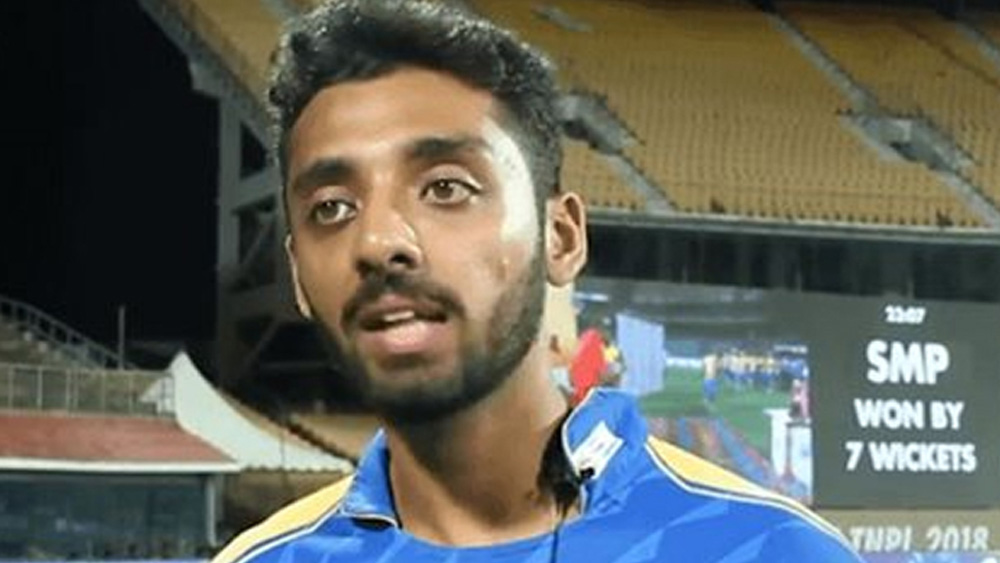 ক্রিকেট খেলার শুরু ১৩ বছর বয়সে। সে সময় তিনি ছিলেন মূলত উইকেটকিপার-ব্যাটসম্যান। পরে ক্রমবেস্ট ক্রিকেট ক্লাবের হয়ে মিডিয়াম পেসার হিসেবে খেলতে শুরু করেন। সে সময় হাঁটুতে চোট পেয়ে মাঠের বাইরে ছিলেন ৬ মাস।