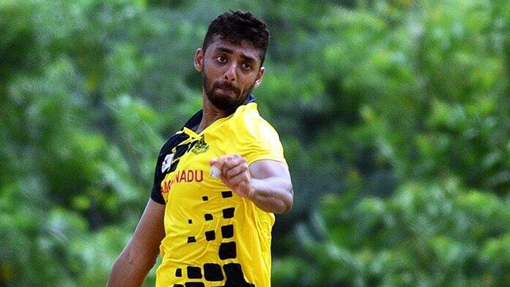 চোট সারিয়ে ফিরে এসে তিনি কেরিয়ার শুরু করেন লেগস্পিনার হিসেবে। খেলতেন ফোর্থ ভিভিশনে জুবিলি ক্রিকেট ক্লাবে। সুযোগ পান তামিলনাড়ুর করাইকুড়ি কলাই দলে। কিন্তু খেলার সুযোগ আসেনি।