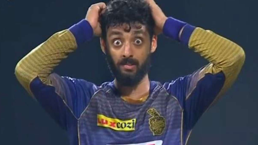 কেরিয়ারের প্রথম দিতে সাফল্যের মাঝেও তাঁকে হতাশা গ্রাস করে। ক্রিকেট থেকে সরে আসেন বরুণ। ইঞ্জিনিয়ার হওয়ার লক্ষ্যে পড়াশোনা শুরু করেন। আর্কিটেক্ট ইঞ্জিনিয়ার হওয়ার পরে ২ বছর চাকরি করেন। তার পর ফিরে আসেন ক্রিকেটেই। তাঁকে ক্রিকেটে ফিরে আসতে সাহায্য করেছিল দিনেশ কার্তিকের পরামর্শ।