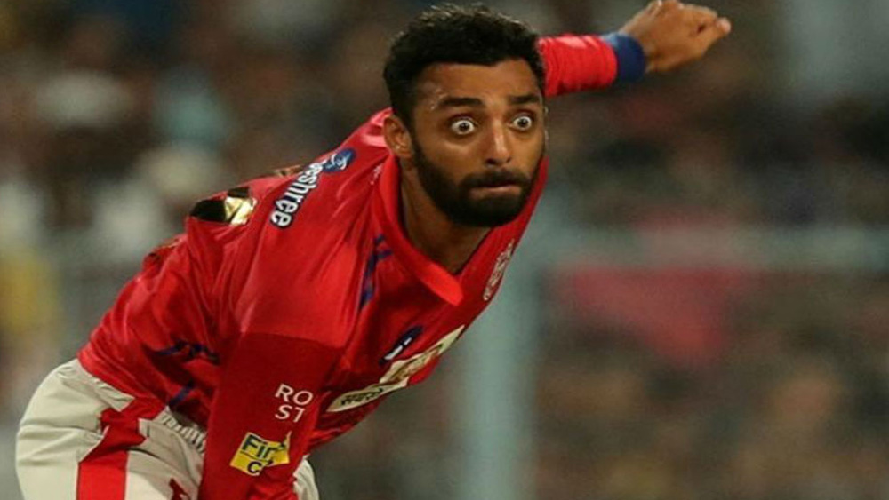 এ বার তাঁর স্পিনরহস্য ক্রমেই দুর্বোধ্য হয়ে ওঠে প্রতিপক্ষ ব্যাটসম্যানের কাছে। তিনি বলেন তাঁর আস্তিনে লুকিয়ে রাখা আছে অফব্রেক, লেগব্রেক, গুগলি, ক্যারম বল, স্লাইডার, ফ্লিপার এবং টপস্পিন।