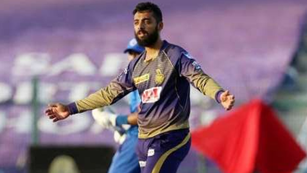 আইপিএল-এ দুরন্ত পারফরম্যান্সের জেরে বরুণ নির্বাচিত হন অস্ট্রেলিয়াগামী ভারতীয় দলের টি-২০ স্কোয়াডে। কিন্তু শেষ অবধি অস্ট্রেলিয়ার বিমানে পা রাখা হয়ে ওঠেনি বরুণের।