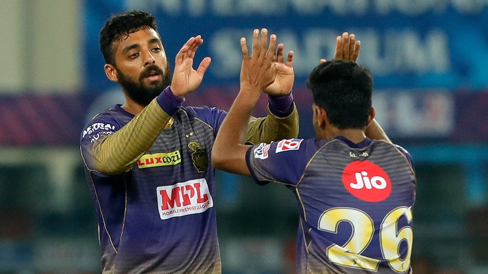 সর্বভারতীয় এক সংবাদ মাধ্যমের প্রতিবেদনে দাবি করা হয়েছে যে, বরুণের এই আঘাতের কথা নির্বাচকরা জানতেন না। আইপিএল থেকে দল ছিটকে যাওয়ার পরে তাঁর চোটের কথা প্রকাশ্যে আনে কেকেআর।