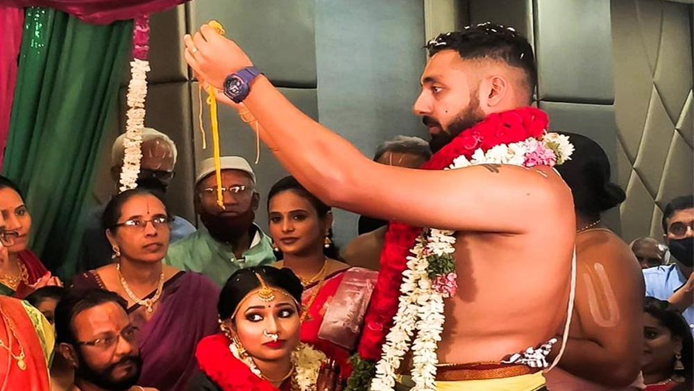 আইপিএল-এ দুরন্ত পারফরম্যান্সের পাশাপাশি এ বছর প্রথম বার জাতীয় দলেও খেলা হয়ে যেত বরুণের। কিন্তু সেটা না হলেও আরও এক দিয়ে দিয়ে অতিমারির বছর স্মরণীয় হয়ে থাকল বরুণের কাছে।