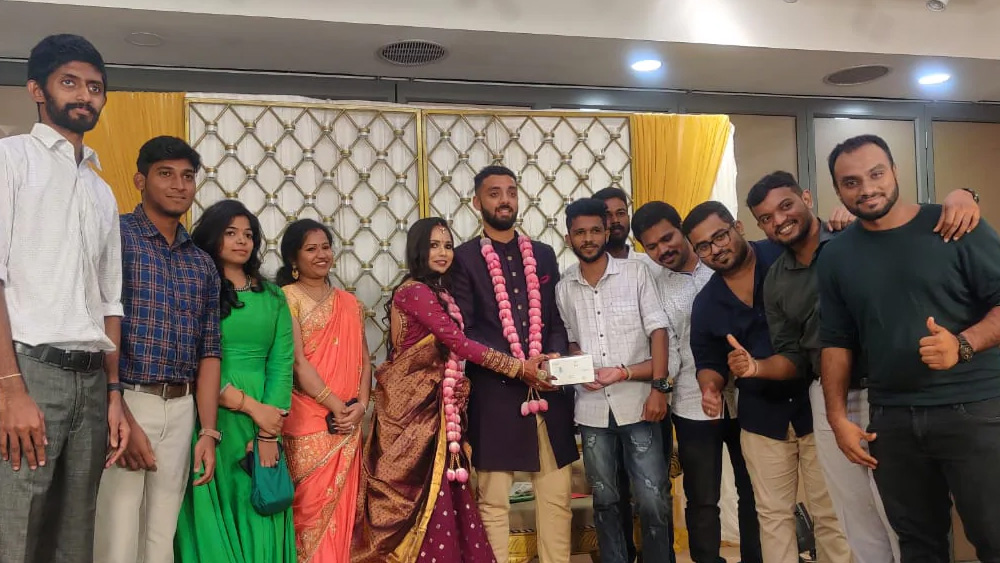 ঘরোয়া অনুষ্ঠানে তিনি সাতপাকে বাঁধা পড়লেন দীর্ঘ দিনের প্রেমিকা নেহা খেড়েকরের সঙ্গে। বছরের শুরুতেই তাঁদের বিয়ে হওয়ার কথা ছিল। কিন্তু বাধ সাধে অতিমারি।