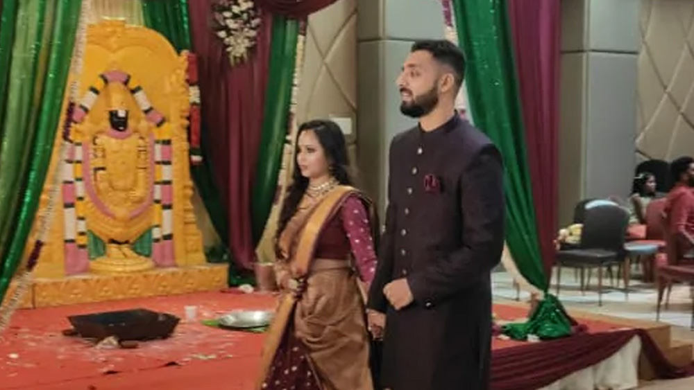 দীর্ঘ লকডাউনে নেহা ছিলেন মুম্বইয়ে। বরুণ আটকে পড়েছিলেন চেন্নাইয়ের এক কনটেনমেন্ট জোনে। সব বাধা কাটিয়ে অবশেষে এক হল তাঁদের চার হাত। বরুণের কেরিয়ার বিয়ের পর কোন পথে এগোয়, দেখার অপেক্ষায় অনুরাগীরা।