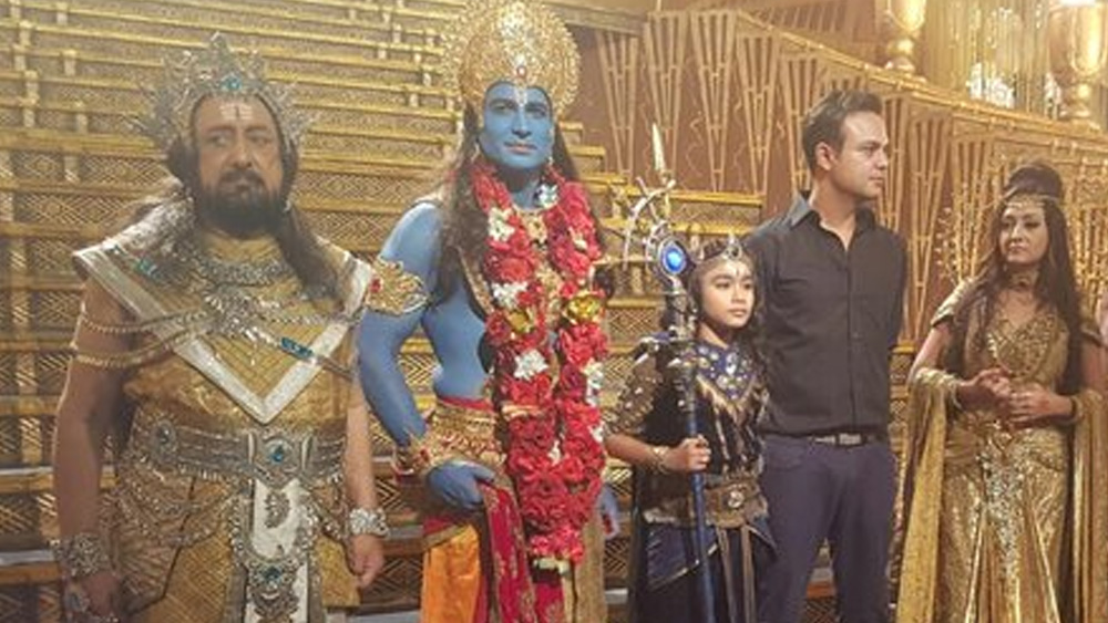 তাঁর জন্ম ১৯৪৪ সালের ৪ অক্টোবর, দিল্লিতে। জন্মগত নাম ছিল সর্বজিৎ পেন্টাল। তাঁদের পরিবার অবশ্য আদতে লাহৌরের। পরে লাহৌর থেকে এসে দিল্লিতে থাকতে শুরু করেছিল এই মধ্যবিত্ত শিখ পরিবার।