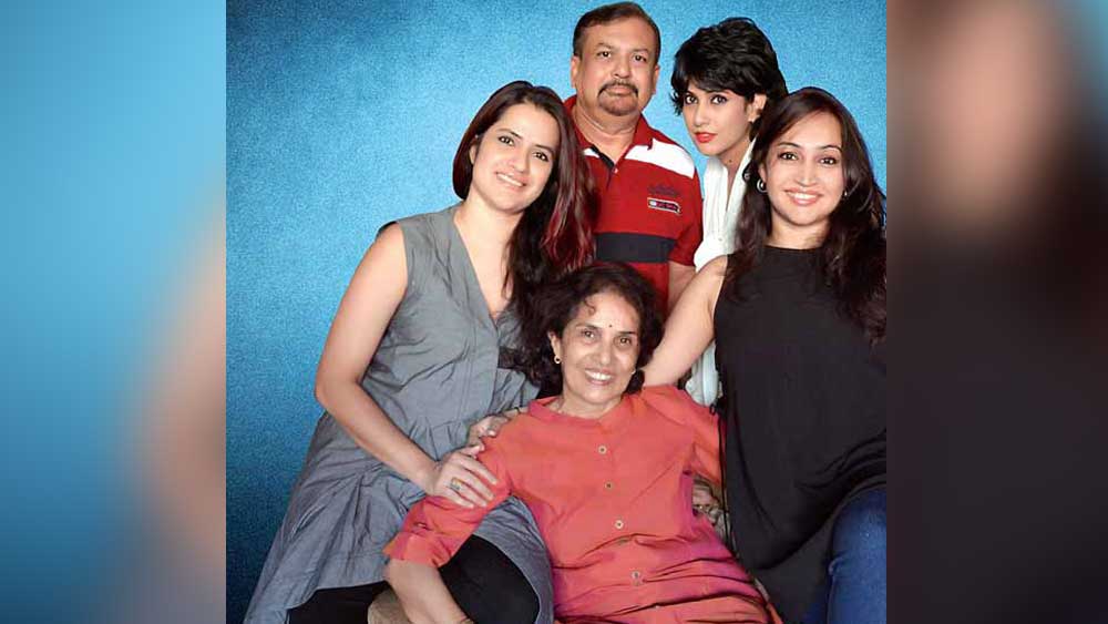 অন্ধ্রপ্রদেশের বিশাখাপত্তমে সোনার জন্ম ১৯৭৬ সালের ১৭ জুন। তাঁর বাবা দিলীপ মহাপাত্র ছিলেন ভারতীয় নৌবাহিনীর আধিকারিক। মা, নয়নতারা গৃহবধূ। সোনার বোন প্রতীচিও পেশায় গায়িকা। তাঁর আর এক বোনের নাম মধুমিতা। বাবার কাজের সূত্রে মা নয়নতারার সঙ্গে সোনারা তিন বোন দেশে এবং বিদেশের বিভিন্ন শহরে দীর্ঘ দিন কাটিয়েছেন।