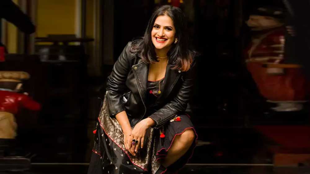 আদতে সোনার পরিবার ছিলেন কটকের বাসিন্দা। বাবার কাজের সূত্রে কোচি, পুণে, হায়দরাবাদ-সহ দেশের বিভিন্ন শহর এবং দেশের বাইরে নাইজেরিয়ায় অনেক দিন ছিলেন সোনা। পড়াশোনার পাশাপাশি ছোট থেকেই তাঁর আগ্রহ ছিল গানবাজনায়।