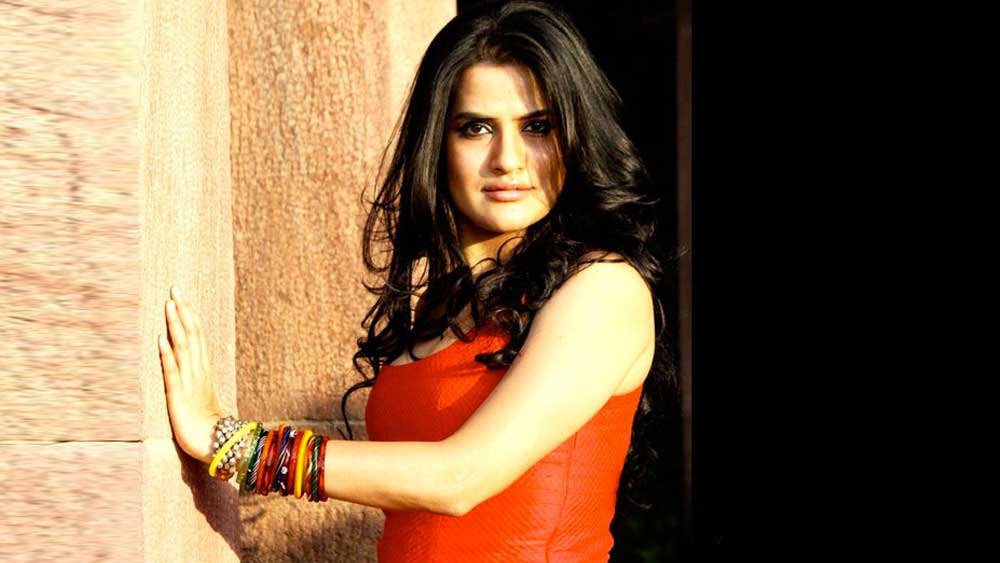 পড়াশোনা শেষ করে ব্র্যান্ড ম্যানেজার হিসেবে সোনা যোগ দেন ম্যারিকো সংস্থায়। তবে চাকরিজীবন বেশি দিন ভাল লাগল না। গায়িকার পেশায় পা রাখলেন সোনা। প্রথমে সুযোগ এল বিজ্ঞাপনে জিঙ্গল গাইবার। বিভিন্ন পণ্যের বিজ্ঞাপনে সোনার জিঙ্গল জনপ্রিয় হয়।