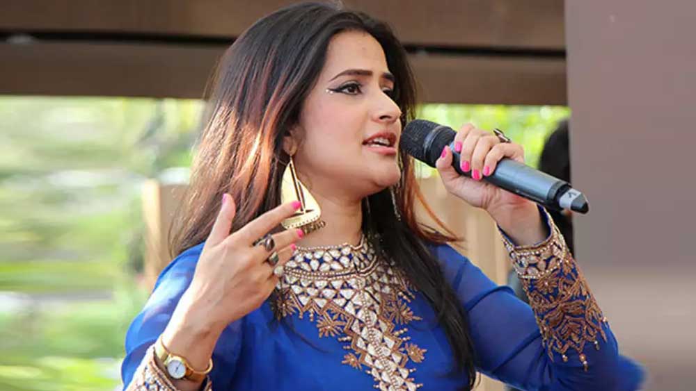 সিনেমায় প্লেব্যাকের প্রথম সুযোগ পান ২০০৬ সালে। ‘ফ্যামিলি’-তে ‘লোরি’ গানটি গেয়েছিলেন তিনি। এর পর ‘জাম্বো’, ‘আগে সে রাইট’, ‘আই হেট লভ স্টোরিজ’ ছবিতে প্লে ব্যাক করেুন সোনা।