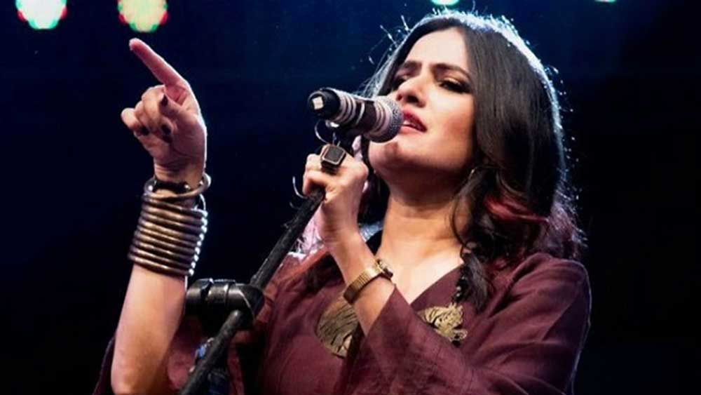 তবে প্রচারের আলোয় আসতে তাঁকে সাহায্য করে ‘ডেলহি বেলি’ ছবির ‘বেরাদরি রাজা’ গানটি। পরে এর রিমিক্স-ও মুক্তি পেয়েছিল। এর পরেও আমিরের সঙ্গে কাজ করেছেন সোনা। ‘তলাশ’ ছবিতে তাঁর ‘জিয়া লগে না’ গানটি অনেক দিন শ্রোতাদের পছন্দের তালিকায় শীর্ষে ছিল।