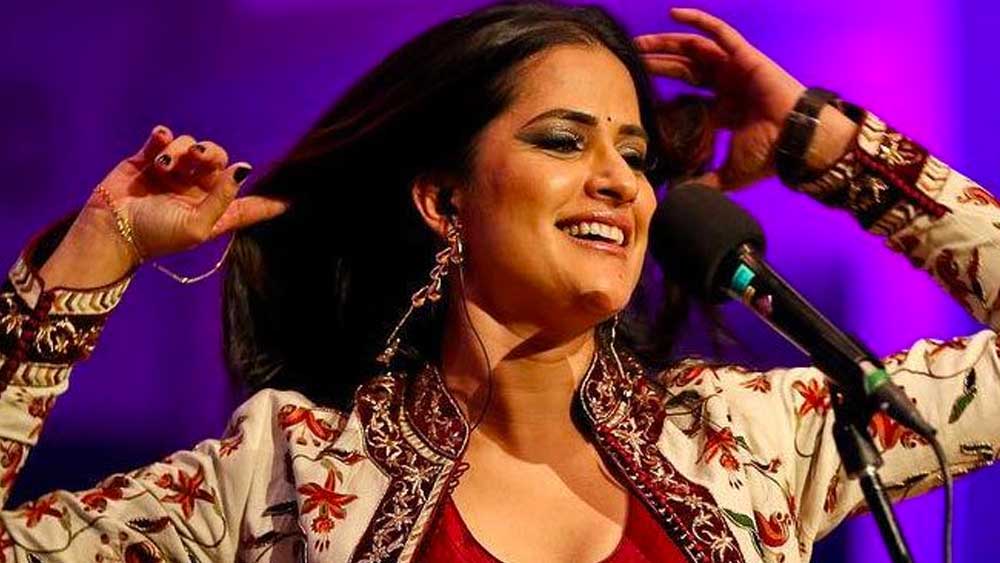 আমিরের শো ‘সত্যমেব জয়তে’-এর থিম সং ‘মুঝে ক্যয়া বেচেগা রুপাইয়া’ এবং ‘ঘর ইয়াদ আয়া হ্যায় মুঝে’-ও গেয়েছিলেন সোনা। এই দু’টি গান ইউটিউবে এখনও সুপারহিট। কেরিয়ারের পথে এর পর সোনা প্লেব্যাক, সিঙ্গল-এর পাশাপাশি নিজের ব্যান্ডও খুলেছেন।