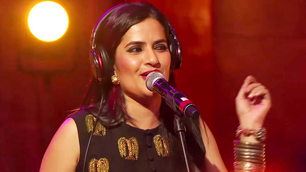 পরে বম্বে আইআইটি-র বিরুদ্ধে ‘সেক্সিস্ট’ হওয়ার অভিযোগ তোলেন সোনা।  ফেসবুকে খোলা চিঠি লেখেন তিনি। তাঁর অভিযোগ, মুড ইন্ডিগো কালচারাল ফেস্ট কর্তৃপক্ষ গত তিন বছর ধরে অনুষ্ঠানের জন্য তাঁর সঙ্গে যোগাযোগ করেছিলেন। কিন্তু একজন মহিলা পারফর্মারের একক অনুষ্ঠানে তাঁরা রাজি হননি। কোনও পুরুষ সঙ্গীকে সঙ্গে আনার কথা তাঁকে বলা হয়।