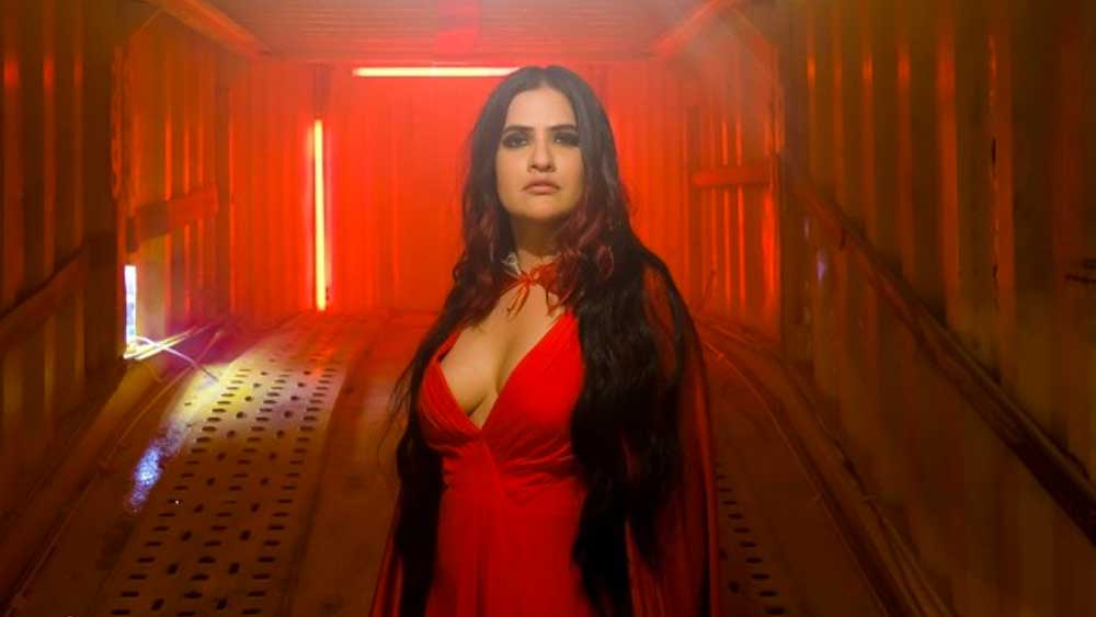 সোনার সব অভিযোগ অস্বীকার করে টিম মুড ইন্ডিগো। তাঁদের মিডিয়া ম্যানেজার কেতকী কাকাডের দাবি করেন, তাঁরা সোনা মহাপাত্রকে বার্ষিক অনুষ্ঠানে গান গাওয়ার জন্য বলেছিলেন। কিন্তু উনি যে টাকা চেয়েছিলেন তা তাঁদের বাজেটের বাইরে ছিল। উনি মহিলা শিল্পীর একক অনুষ্ঠান না করানো নিয়ে যে অভিযোগ করেছিলেন তা সম্পূর্ণ মিথ্যে বলে দাবি করেন কেতকী।