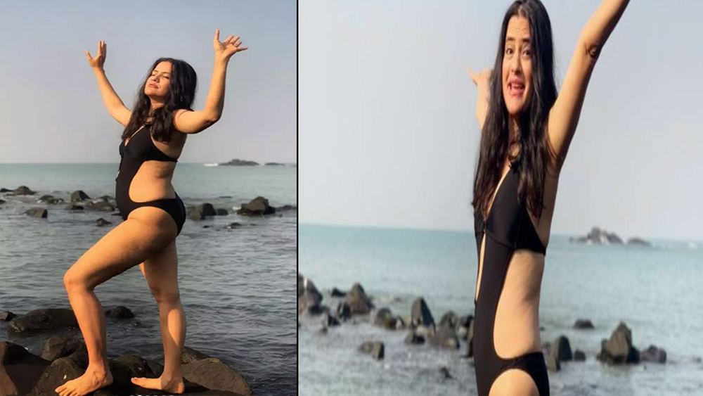 ২০১৯ সালের শেষে মোনোকিনিতে নিজের ছবি সোশ্যাল মিডিয়ায় শেয়ার করেন সোনা। এর জেরে চূড়ান্ত ট্রোল করা হয় তাঁকে। ছবি পোস্ট করার সঙ্গে সঙ্গেই সোনার সেই পোস্টে কেউ লেখেন, ‘জামা পরে নিন, নয়ত অনু মালিক চলে আসবে’। কেউ বা আবার লেখেন, ‘#মিটু নিয়ে সোচ্চার হও আবার নিজেই স্বল্প পোশাক পরে ঘুরে বেড়াও!’ তির্যক মন্তব্য উড়ে আসে সোনার শরীরের আকার, গঠন নিয়েও।