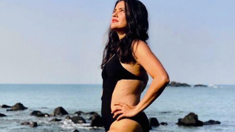 ট্রোলিংয়ের উত্তরে মোনোকিনিতে নিজের আরও এক গুচ্ছ ছবি শেয়ার করেন সোনা। কুমন্তব্যকারীদের সপাটে জবাব দিয়ে বলেন, তাঁদের কথায় তাঁর কিচ্ছু যায় আসে না। ঠিক যেমন কিচ্ছু যায় আসে না তাঁর ভুঁড়ি নিয়েও।