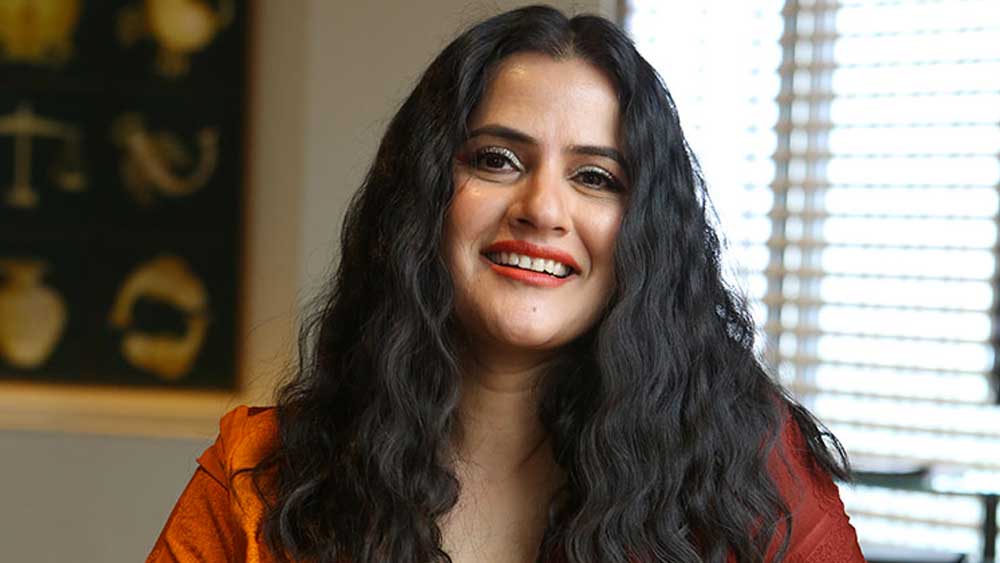 অন্য প্রসঙ্গেও বলিউডের স্বজনপোষণের বিরুদ্ধে সরব হয়েছেন সোনা। তাঁর দাবি,  ‘ফুকরে’ ছবিতে তাঁর কণ্ঠে ‘অম্বরসরিয়া’ তুমুল জনপ্রিয় হয়। কিন্তু তা নাকি প্রথমে ফারহান আখতার (ছবির প্রযোজক) এবং জাভেদ আখতারের পছন্দ হয়নি। সে কারণেই কোনও পুরস্কারের জন্য তিনি মনোনয়ন পাননি বলে আক্ষেপ সোনার। স্পষ্টবাদী এই গায়িকার অভিযোগ, ফিল্ম এবং মিউজিক মাফিয়ারাই একসঙ্গে পুরো ইন্ডাস্ট্রিকে চালান।