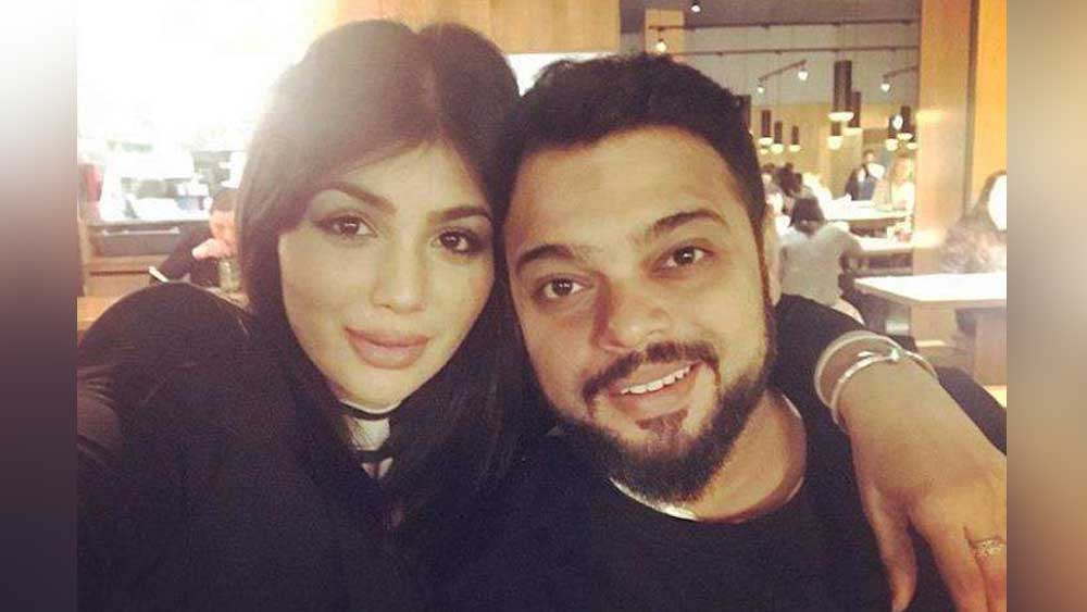 এক বছর অপেক্ষার পরে দু’জনে বিয়ে করেন ২০০৯ সালে। সে সময় আয়েশা ছিলেন ২৩ বছর বয়সি।