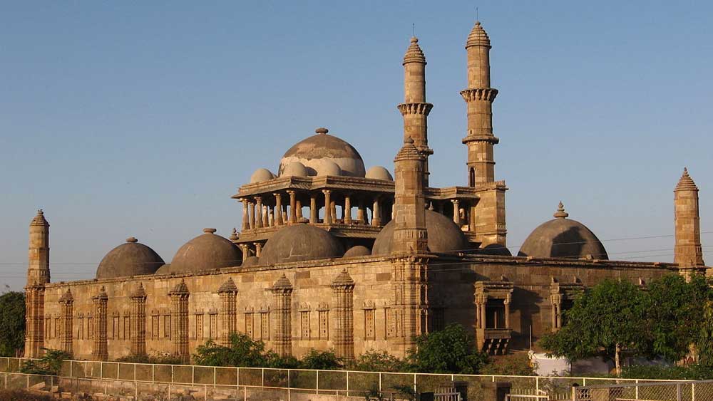 মুজফরিদ বংশের শাসক দাউদ খানের উত্তরসূরি ছিলেন মেহমুদ। আমদাবাদে তাঁর জন্ম ১৪৪৫ খ্রিস্টাব্দে। মাত্র ১৩ বছর বয়সে ১৪৫৮ খ্রিস্টাদে সিংহাসনে অভিষেক হয় তাঁর। এর পর ১৫১১ খ্রিস্টাব্দ অবধি প্রায় ৫৩ বছর ধরে শাসন করেছিলেন তিনি। 
(ছবি: সোশ্যাল মিডিয়া)