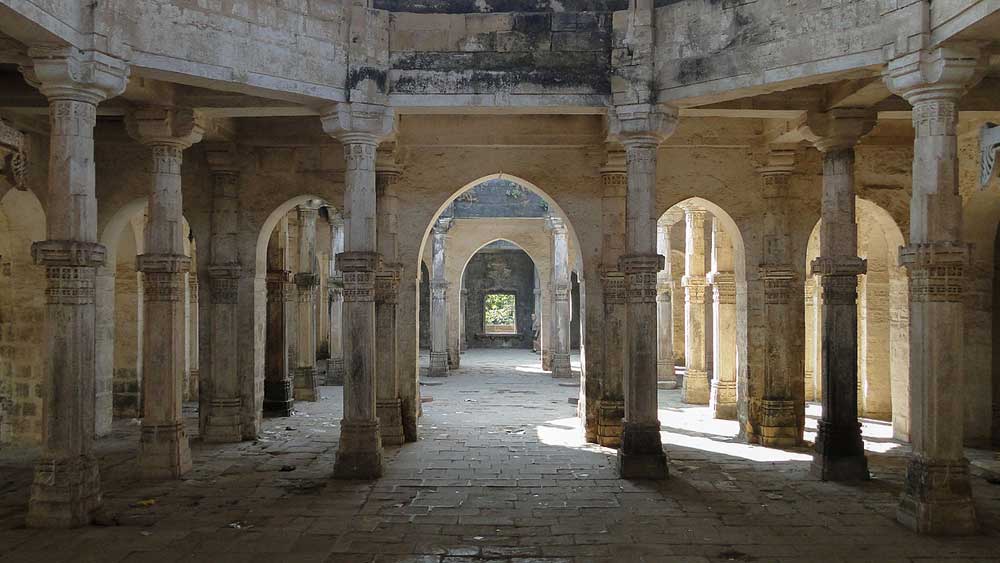 তাঁদের বিবরণ বলছে, মেহমুদ বেগাদার ত্বকে কীটপতঙ্গ বসলেও নাকি মরে যেত। এমনকি, সুলতানের থুতু বা লালারসও নাকি ব্যবহৃত হত শত্রুপক্ষকে বিনাশ করার অস্ত্র হিসেবে। এই বিবরণকে অতিরঞ্জন বলে উড়িয়ে দিলেও সুলতানের বর্ণময় জীবন ম্লান হয়ে যায় না।   (ছবি: সোশ্যাল মিডিয়া)