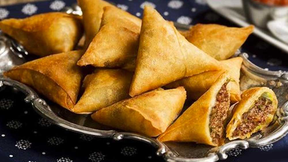 তাঁর শয্যার পাশে দু’টি থালায় সাজানো থাকত মাংসের পুর ভরা শিঙাড়া। যাতে ঘুম ভেঙে উঠে খিদে পেলে সুলতান খেতে পারেন।
                                                                                                                    (প্রতীকী চিত্র)