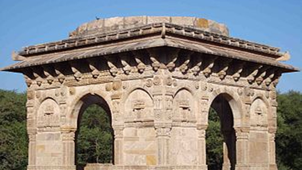 পাওয়াগড় বা চম্পানীড়কে তিনি নিজের রাজ্যের রাজধানী করেছিলেন। নিজের নামে তিনি চম্পানীড়ের নামকরণ করেন ‘মুহাম্মদাবাদ’। 
                                                                                                                                (ছবি: সোশ্যাল মিডিয়া)