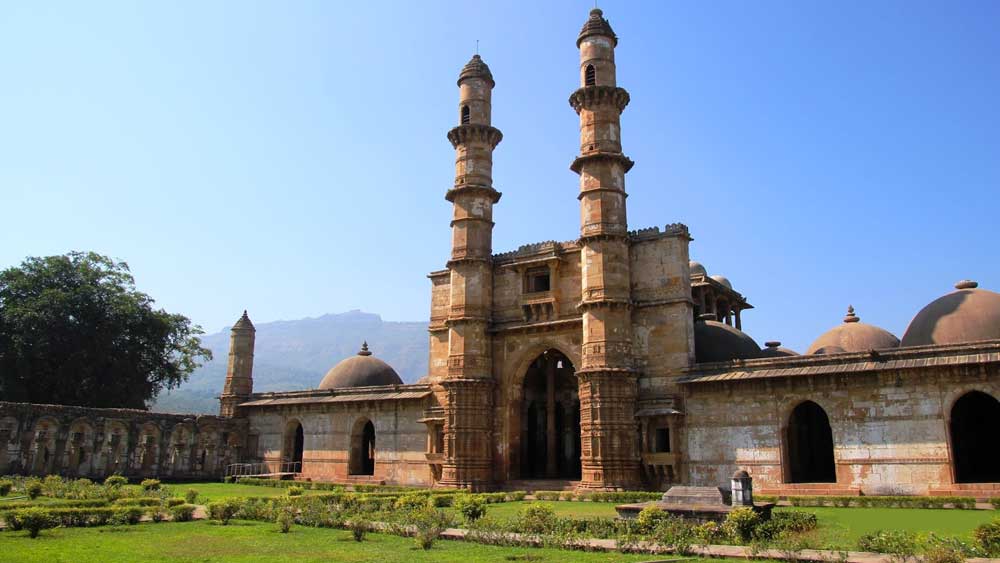 রাজধানীর সুরক্ষার জন্য চম্পানীড় বা মুহাম্মদাবাদকে দুর্ভেদ্য প্রাচীর দিয়ে ঘিরে ফেলেন তিনি। সুলতানের নির্দেশে বিভিন্ন রকম ফুল ও ফলের বাগানে সাজানো হয়েছিল তাঁর রাজধানীকে। 
                                                                                                                                 (ছবি: সোশ্যাল মিডিয়া)