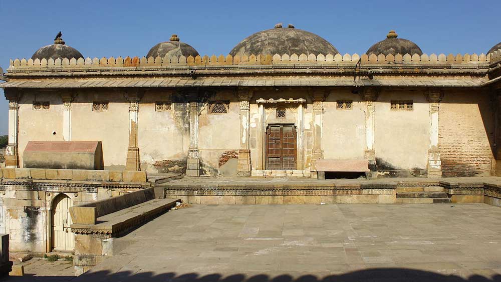 তবে তাঁর শাসনে ক্ষতচিহ্ন হয়ে ছিল পর্তুগিজদের বিরুদ্ধে যুদ্ধে পরাজয়। ১৫০৮ খ্রিস্টাব্দ থেকে নিজের রাজধানীতেই ছিলেন তিনি। তার পর ৩ বছর মাত্র জীবিত ছিলেন। ১৫১১ খ্রিস্টাব্দে তিনি প্রয়াত হন ৬৬ বছর বয়সে।
                                                                                                                                  (ছবি: সোশ্যাল মিডিয়া)