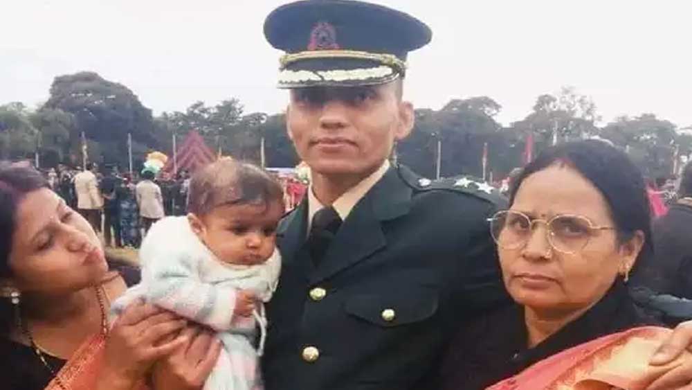 সেনা আধিকারিক হওয়ার পরে প্রথম বার তিনি দেখেন তাঁর মেয়েকে। তখন তার বয়স ৪ মাস। 
                                                                                                                                        (ছবি: সোশ্যাল মিডিয়া)