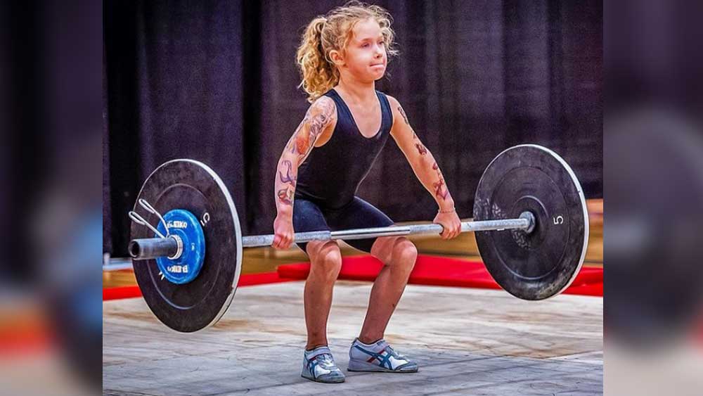 তার পর ২ বছর ধরে তার নিয়মিত প্রশিক্ষণ চলছে। প্রতি সপ্তাহে গড়ে ৪ ঘণ্টা করে ভারোত্তোলন অনুশীলন করে সে।