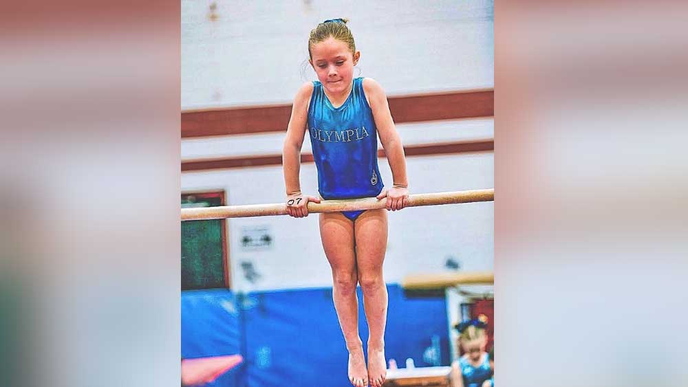 তার কথায়, মাথার উপর ভারী জিনিস তুলে ধরার থেকে বেশি ভাল লাগে জিমন্যাস্টিক্সে শারীরিক কসরতের কারসাজি দেখাতে।