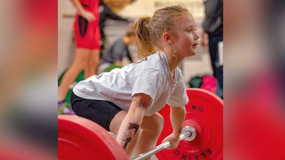 সোশ্যাল মিডিয়ায় জনপ্রিয়তার আঁচ ভালই টের পায় রোরি। সম্প্রতি ডিজনিল্যান্ডে বেড়াতে গিয়ে অনুরাগীরা চিনেও ফেলেছিল তাকে।